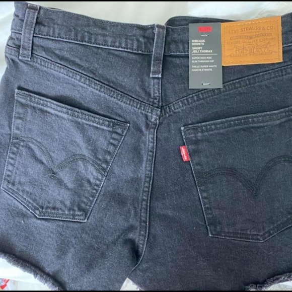 Levis ribcage shorts (NWT) - Picture 2 of 4